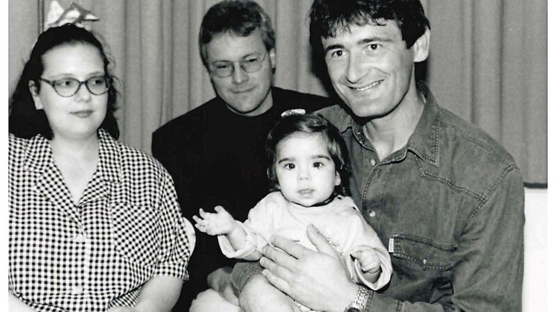 Dragana mit ihren Eltern. Bis ins Erwachsenenalter wurde sie von Dr. Reinhard Herterich (Mitte) behandelt.