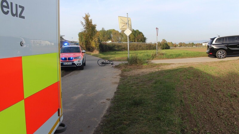 Ein Autofahrer hat am Mittwoch auf dem Kagerser Hochweg einem Radfahrer die Vorfahrt genommen.