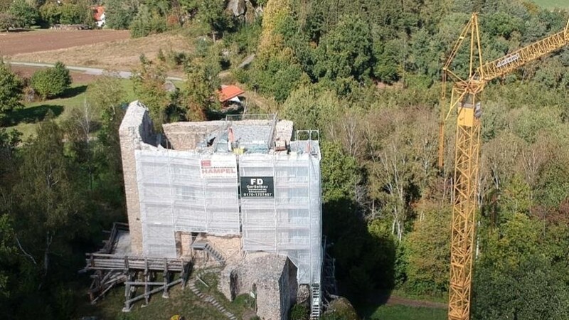 Die Burgruine Lobenstein, die über den Hügeln des Vorwaldes aufragt, erhält im sechsten und letzten Sanierungsabschnitt eine Überarbeitung der Südfassade.