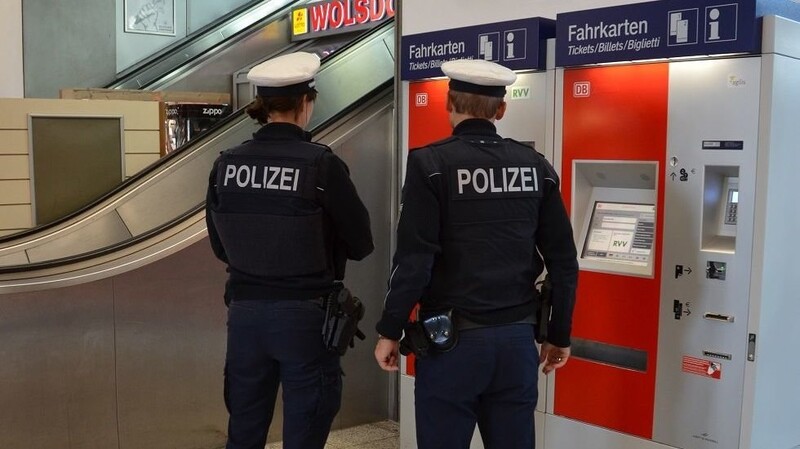 Vor dem Fahrkartenautomaten am Regensburger Hauptbahnhof kam es in der Nacht zum Mittwoch zu einer Rangelei. (Symbolbild)