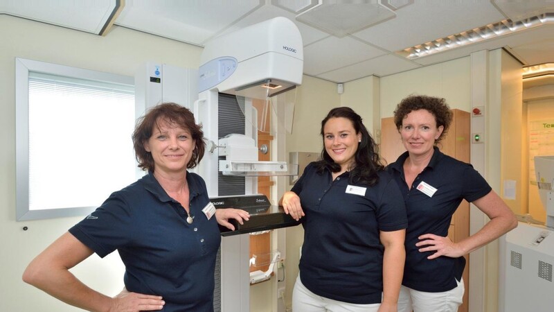 Bei Angelika Schmittlein (v.li.) , Janina Michalczyk und Manuela Pangerl sind die Frauen bei der Brustkrebs-Früherkennungsuntersuchung gut aufgehoben.