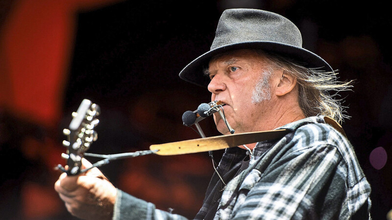 Hut und Karohemd sind ebenso ein Markenzeichen wie seine Lieblingsgitarre "Old Black": Neil Young wird heute 75 Jahre alt.