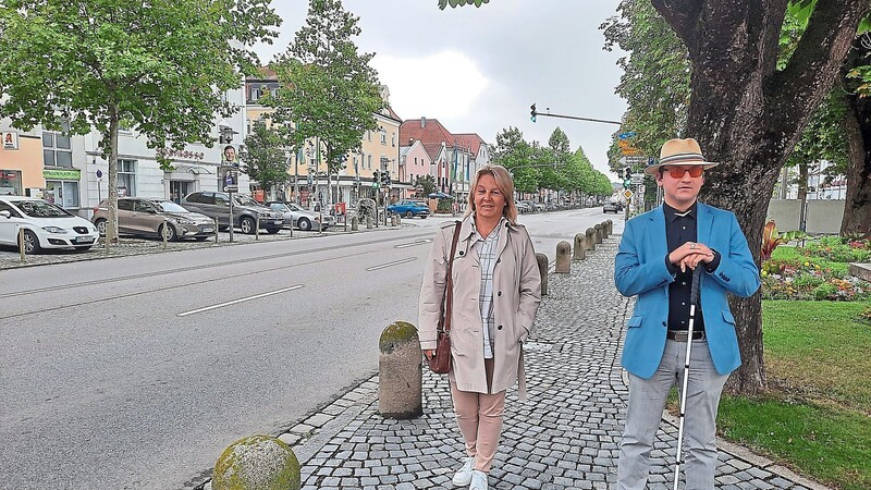 Helmut Kappenberger vor der Stadtplatzkreuzung, die ihm aufgrund seiner Sehbehinderung oft Probleme bereitet. Daneben Stadträtin und Behindertenbeauftragte Sabine Bernauer.