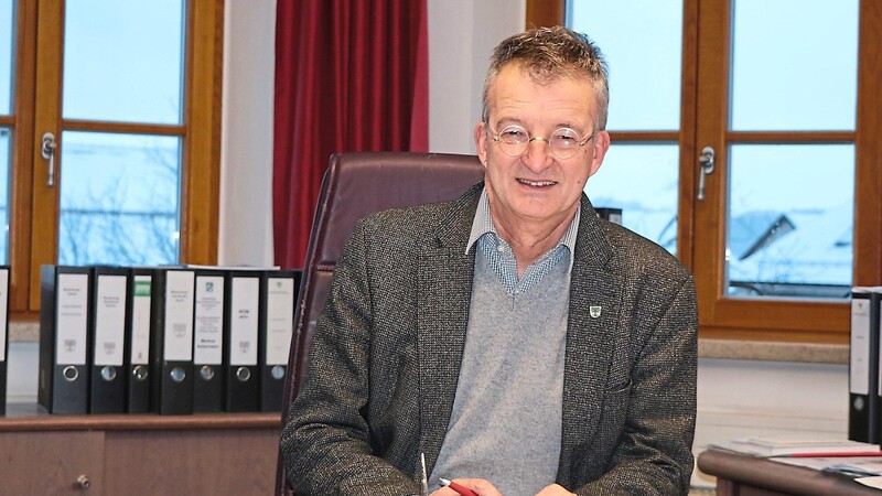 Bürgermeister Markus Ackermann an seinem Schreibtisch im Rathaus.