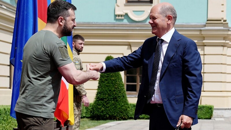 Der ukrainische Präsident Wolodymyr Selenskyj (l.) begrüßt Kanzler Olaf Scholz in Kiew.