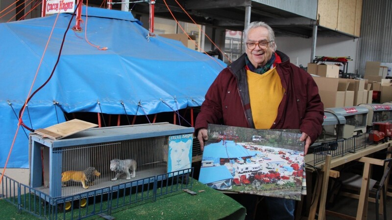 Dr. Hans-Jürgen Moser ist ein großer Fan des Circus Krone. Aber seine Miniaturbauten wurden ihm zum Verhängnis: Er verletzte sich schwer mit einer Bodenplatte. Jetzt ist er auf dem Weg der Besserung.