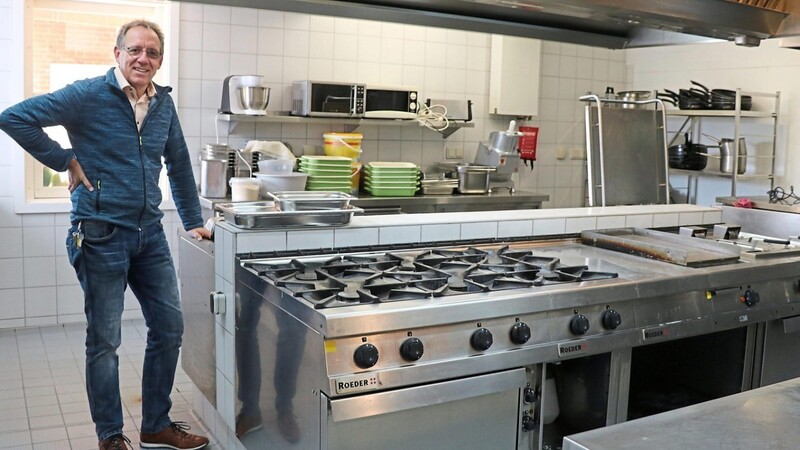 Heimleiter Bernd Pirner in der Küche des Kupferdachls; hier wird künftig für die Bewohner der beiden dfm-Pflegestifte in Waldmünchen und Furth im Wald gekocht.