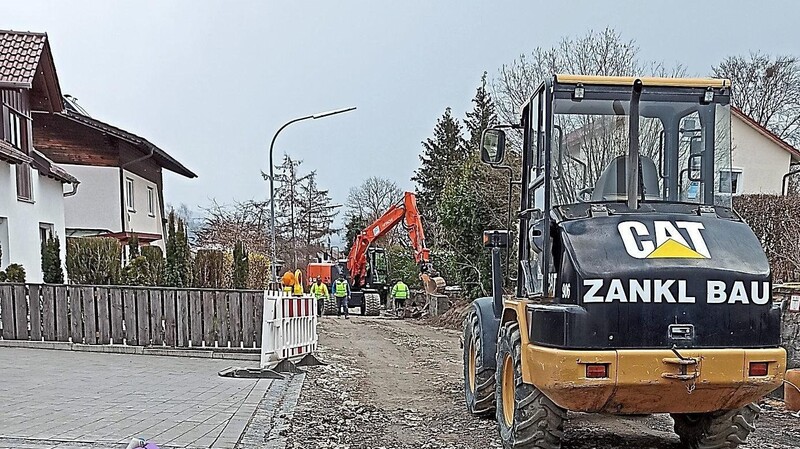 Die Nußbergerstraße in Viechtach. Im Rahmen der Erneuerung der Wasserversorgung hat man sich für einen Vollausbau entschieden. Bis zum 31. Mai ist sie komplett gesperrt.