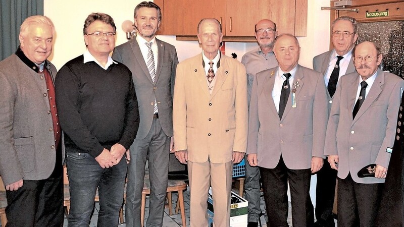 Bürgermeister Rudi Graß (3. von links) und die Verantwortlichen der Vereine gratulierten Pius Detterbeck (4. von links).