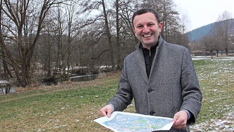 Bürgermeister Markus Hofmann im hinteren Teil des Kurparks. In den Händen hält er den Plan für die Neugestaltung des Areals.
