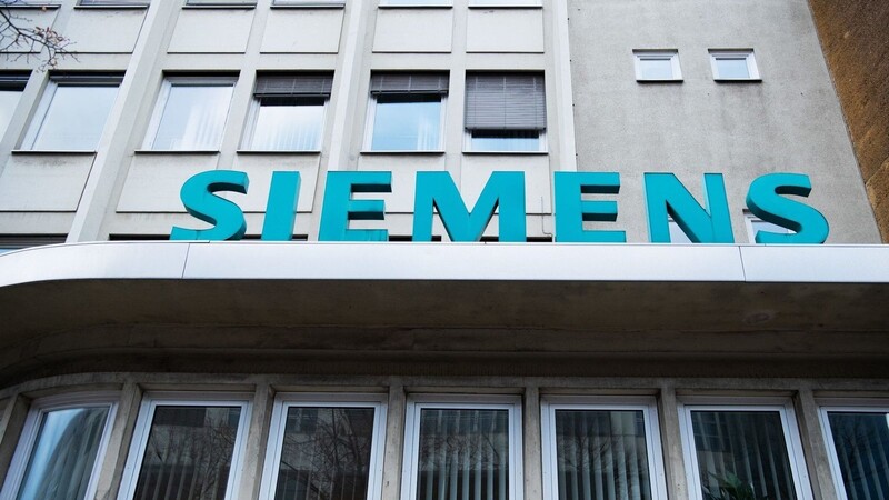 Der Schriftzug "Siemens" neben dem Eingangstor des Unternehmens. (Symbolbild)