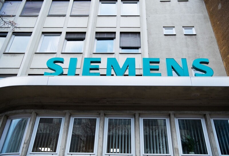 Der Schriftzug "Siemens" neben dem Eingangstor des Unternehmens. (Symbolbild) 