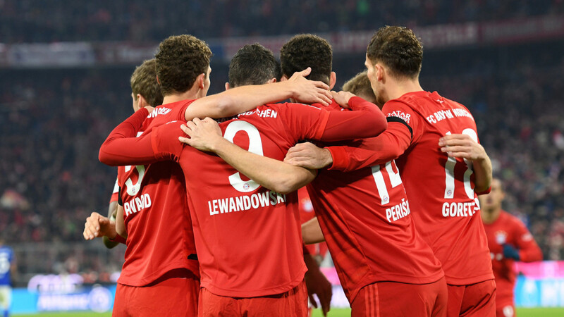 Der FC Bayern gewinnt gegen Schalke 04 deutlich.