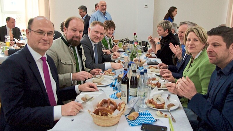 Albert Füracker ließ sich neben dem CSU-Bundestagsabgeordneten Peter Aumer (3.v.l.)und Bürgermeisterin Astrid Freudenstein (2.v.r.) die Weißwurst schmecken. Mit dabei: Michael Lehner (2.v.l.) und Bernadette Dechant (4.v.l.), Direktkandidatin für die Kreistagswahl. Ganz rechts sitzt Ortsvorsitzender Thomas Sauer.