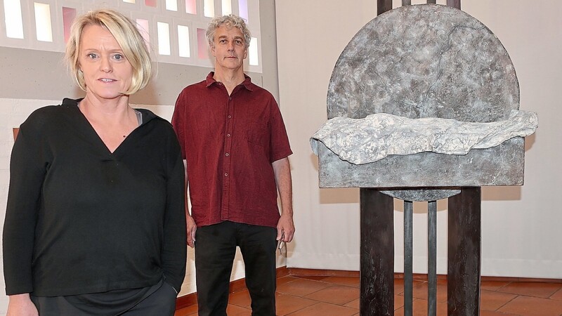 Hanna Regina Uber und Robert Diem neben dem neuen Kunstwerk in der St. Pius-Kirche.  Foto: Christine Vinçon