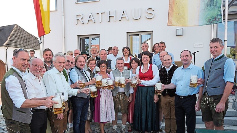 Dieses Bild wird es heuer nicht geben: Die Ehrengäste beim Bieranstich zum Hohenthanner Bierfest im Juli 2019.