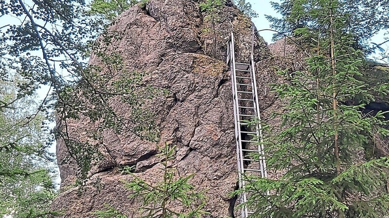 Wer traut sich rauf? Die Leiter zum Riederinfelsen, auch Kletterhaken sind in den Felsen geschlagen, nur Seile muss man selbst mitbringen.