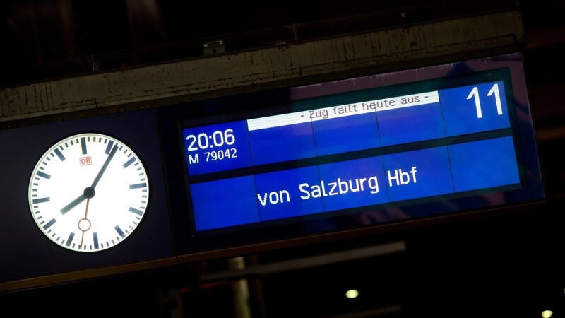 Am Salzburger Bahnhof hat es am Mittwochnachmittag aufgrund eines Fehlalarms einen Großeinsatz gegeben. Der Zugverkehr wurde deswegen vorübergehend eingestellt.