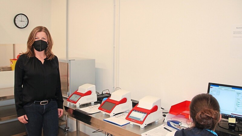 Mit diesen Geräten werden die PCR-Tests vor Ort ausgewertet, erklärt Heidi Lachner.