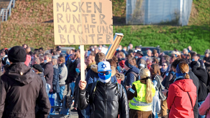 Bei einer großen Querdenker-Demonstration in Regensburg forderte im November 2020 ein Teilnehmer: Masken runter.