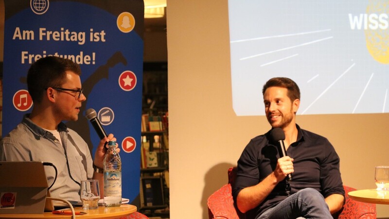 Mirko Drotschmann alias "MrWissen2Go" (rechts) im Gespräch mit Moderator Florian Wende von der Freistunde-Redaktion beim Freistunde-Talk.