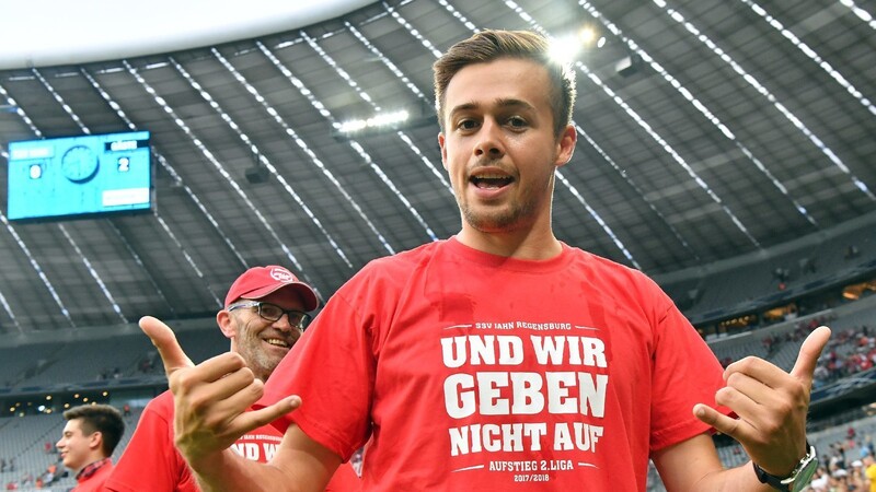 Michael Faber nach dem Zweitliga-Aufstieg des SSV Jahn in der Münchner Allianz Arena.