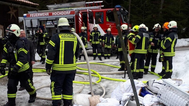 27 Männer der Feuerwehr Hochdorf waren im Einsatz. Gemeinsam mit Atemschutzträgern Bischofsmaiser Feuerwehr wurde das Brandgut aus dem Zimmer ins Freie gebracht.