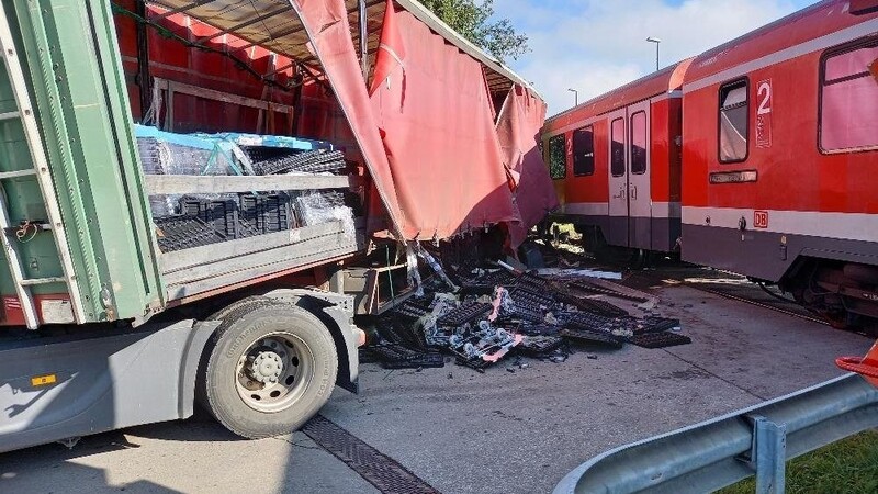 Am Bahnübergang bei Neukirchen am Inn hat sich am Freitagvormittag ein schwerer Unfall ereignet.