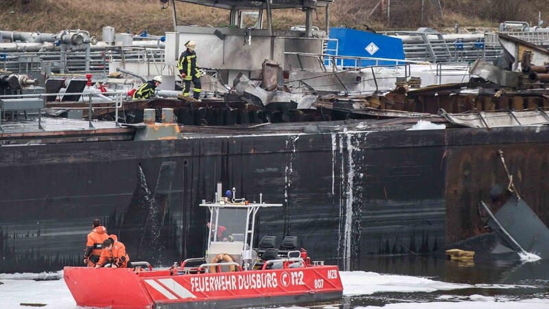 Bei einer Explosion auf einem Tankschiff sind am Donnerstag in einer Duisburger Werft mindestens zwei Menschen ums Leben gekommen.