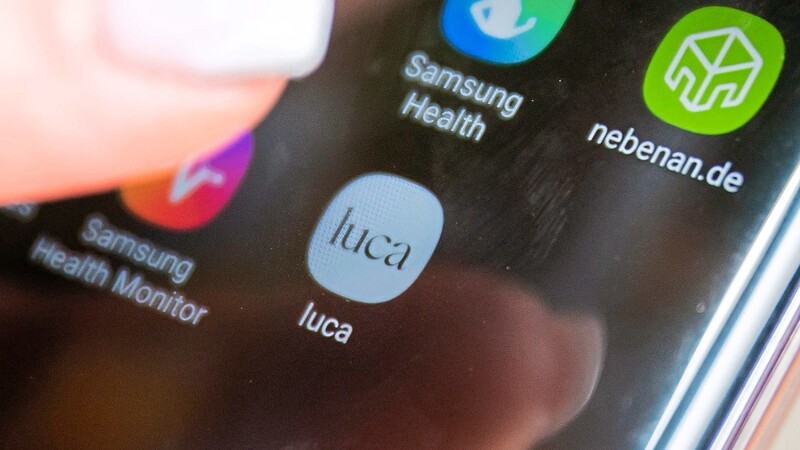 Ein Smartphone mit der Luca-App: Könnte diese schon bald die "Zettelwirtschaft" von Kontaktformularen ersetzen? Der Landkreis prüft sie aktuell.