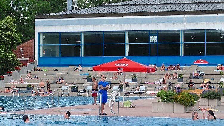 Das Hallenbad öffnet am Samstag, im Sportbecken des Freibadbereichs können Badegäste noch bis 20. September ihre Bahnen ziehen.