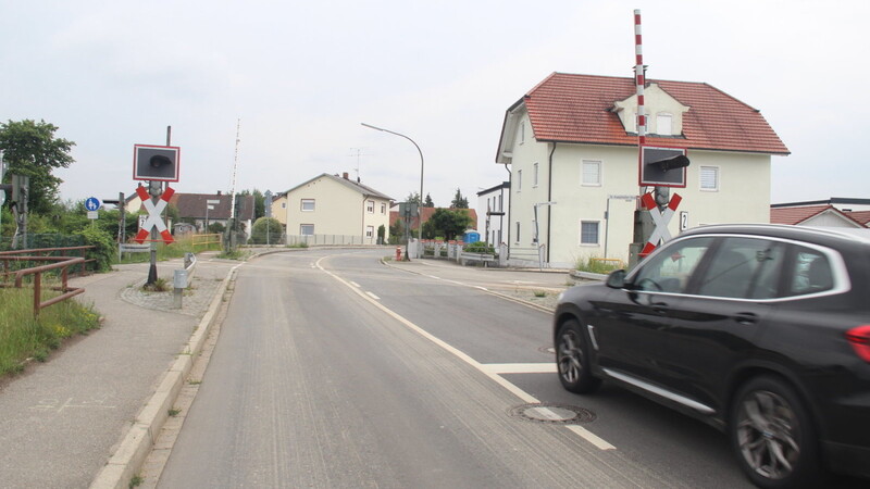 Drei Bahnübergänge in Ittling müssen aus Sicherheitsgründen auf den aktuellen Stand der Technik gebracht werden. In der Dr.-Kumpfmüller-Straße wird das angrenzende Fußballfeld des RSV Ittling tangiert.