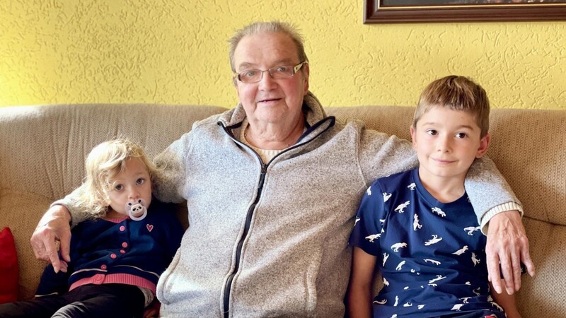 Heinz Straka bei seinem 80. Geburtstag im vergangenen Oktober zusammen mit seinen Enkeln Eva und Jakob.