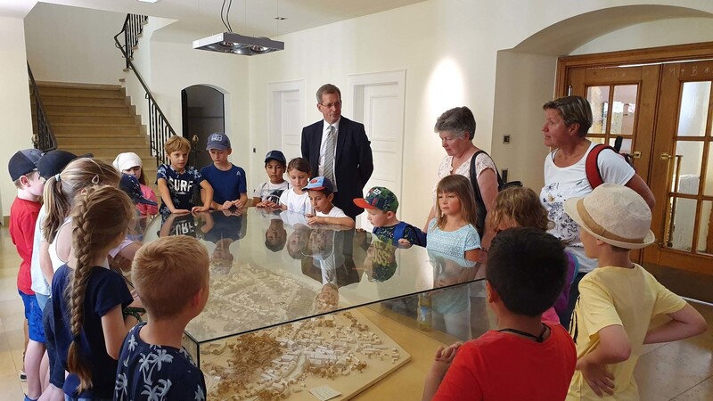 Bürgermeister Helmut Steininger zeigte den Kindern das Model der Altstadt im Eingangsbereich des Rathauses.