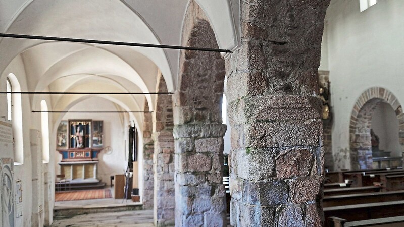 Das einzige Plattlinger Bauwerk, das zumindest noch fragmentarisch aus der Zeit der Entstehung des Nibelungenliedes stammt, ist die Kirche St. Jakob. Sie wurde im 12. Jahrhundert zunächst im romanischen Stil er- und später im gotischen Stil umgebaut - das Nibelungenlied wurde im 15. Jahrhundert niedergeschrieben. Heute lassen nur noch uralte Mauersteine und Säulenabschnitte sowie ein Taufbecken aus dem 15. Jahrhundert die Zeit erahnen, als Kriemhild in Plattling mit ihrem Gefolge Rast machte. In Begleitung ihres Onkels, des Bischofs Pilgrim von Passau setzte sie ihre Reise fort, um in Wien Attila, den König der Hunnen, zu ehelichen. Vielleicht hat man hier vor Aufbruch auch noch ein Gebet gesprochen, und um göttlichen Segen für die Reise gebeten, die Teil von Kriemhilds ganz persönlichem Rachefeldzug war.