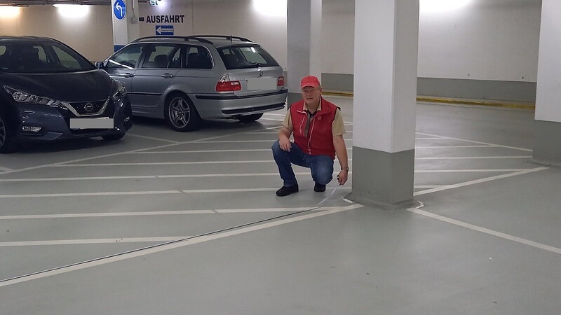 Die ACE-Kreisvorsitzender Bernd Vilsmeier freute sich über einen extra großen Behindertenparkplatz beim Parkplatzcheck im Rahmen der ACE-Aktion "Barrierefrei besser ankommen!" in der Dingolfinger Tiefgarage am Spitalplatz.