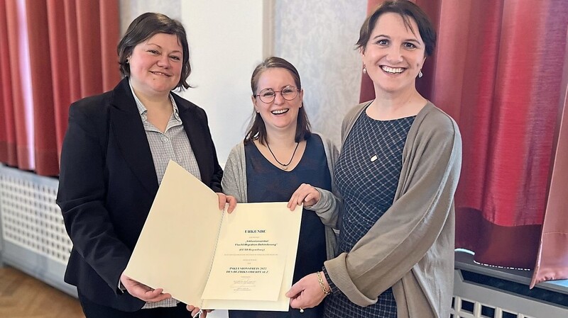 Anna Goldberg (v.l.) nahm am Freitag gemeinsam mit Sophia Neidhardt und Lydia Keil den Inklusionspreis des Bezirks Oberpfalz entgegen.