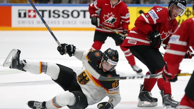 Die deutsche Eishockey-Nationalmannschaft, hier Verteidiger Sinan Akdag, wehrten sich lange gegen Kanada. Am Ende hieß es trotz toller Leistung 2:5 aus deutscher Sicht.