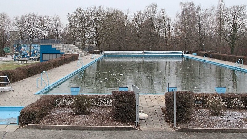 Das 50-Meter-Schwimmbecken aus Aluminium hat seine besten Zeiten hinter sich und wird jährlich mindestens einmal geschweißt.
