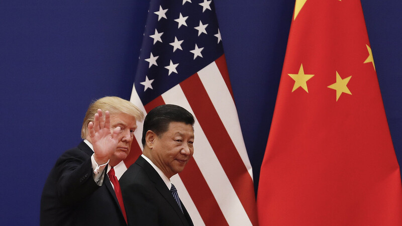 Der chinesische Präsident Xi Jinping (r.) schickt einen Vertreter nach Washington für die Unterzeichnung des Handelsabkommens mit US-Präsident Donald Trump.