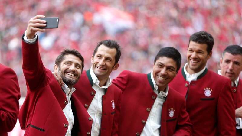 Ein glücklicher Mann: Bixente Lizarazu (l.), hier mit seinen Bayern-Kumpels Hasan Salihamidzic und Giovane Elber (r.), wird heute 50 Jahre alt. Er blickt zufrieden auf seine Karriere zurück: "Mit Bayern war alles großartig."