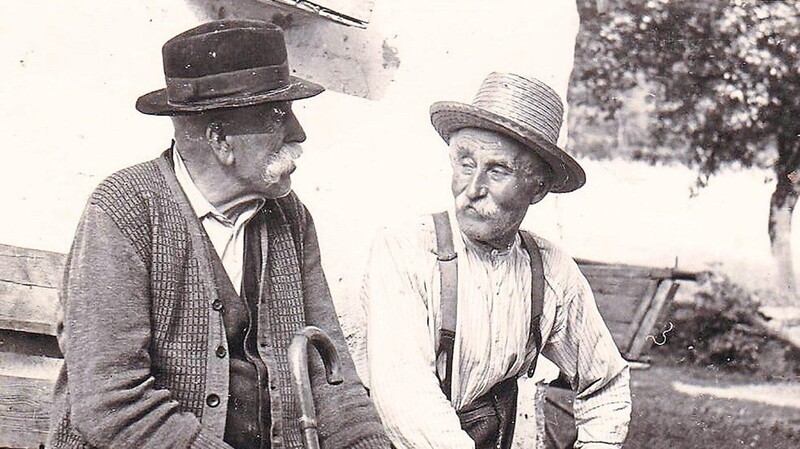 Rechts im Bild der Großvater von Fannerl Klonner, Josef Eckl (mit Strohhut), im Gespräch mit einem Nachbarn.