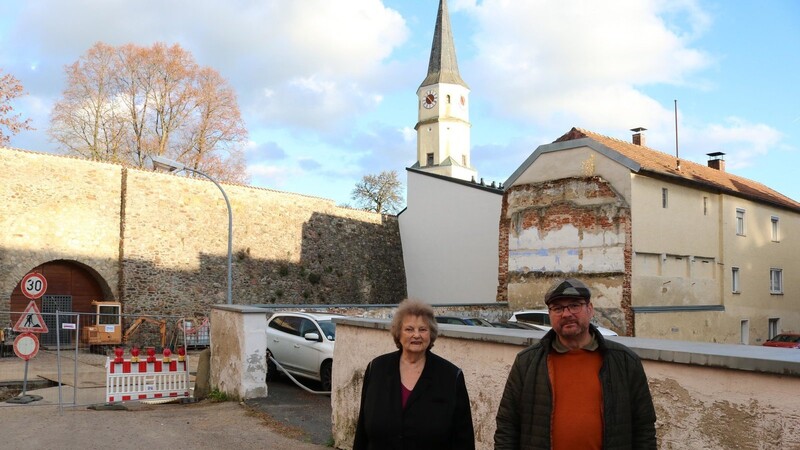 Renate Blochberger und Markus Zänglein von den Altstadtfreunden sprechen sich gegen den geplanten Überbau der Chamer Stadtmauer aus.