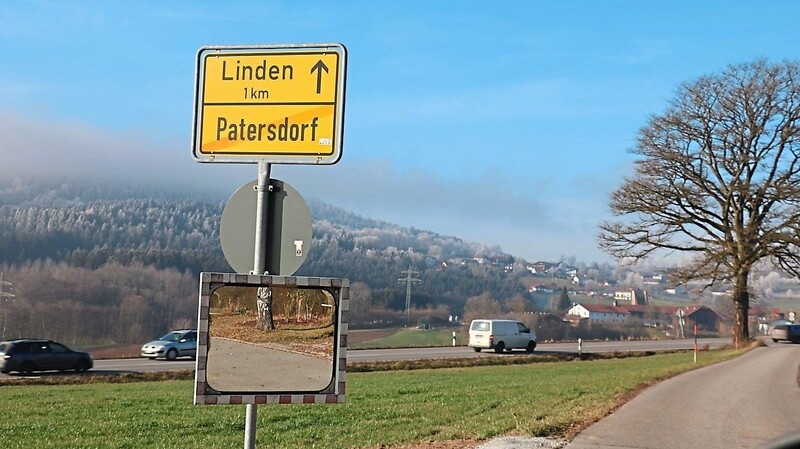 Für die B 85 wischen Patersdorf und Linden (hi.) ist ebenfalls ein dreistreifiger Ausbau geplant. Der markante Baum rechts im Bild bleibt übrigens erhalten.