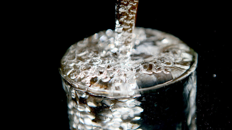 Das Bundesgesundheitsministerium empfiehlt, zu jeder Mahlzeit ein Glas Wasser zu trinken und das Glas sofort wieder aufzufüllen, wenn man es ausgetrunken hat.