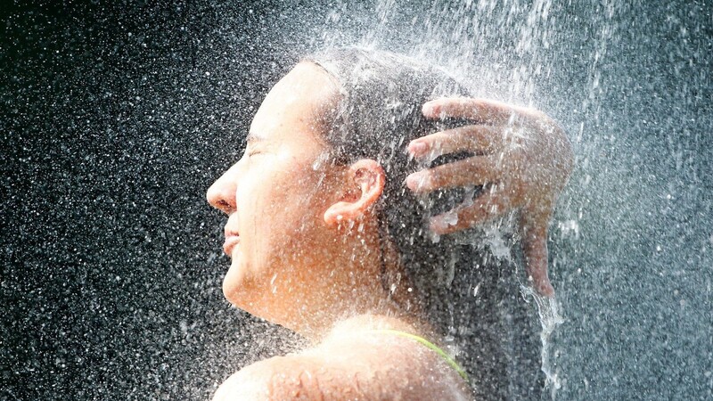 Eine Dusche kann an heißen Tagen erfrischen.
