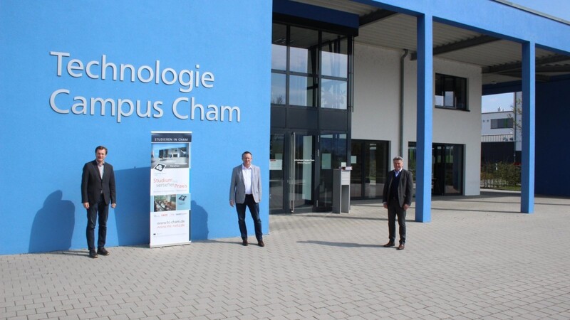 Studieren in Cham: Prof. Wolfgang Aumer und Prof. Jürgen Wittmann blicken mit Fördervereinsvorsitzendem Theo Schneidhuber (von links) auf die nicht ganz einfachen Anfangsjahre des Technologie-Campus, planen aber eigentlich dessen Zukunft.