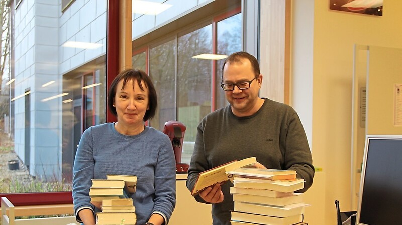 Jede Menge neuer Lesestoff ist eingetroffen: Büchereileiterin Erika Huttner und Josef Köppl, Stadt Roding, zeigen einen Teil der Neuzugänge.