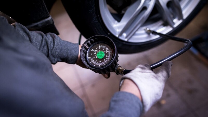 Wer den Reifendruck kontrolliert, macht das an möglichst kalten Reifen.