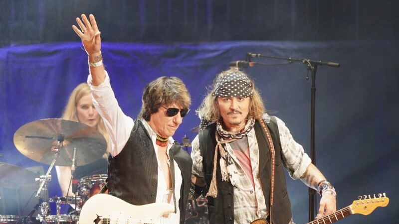 Jeff Beck (links) und Schauspieler Johnny Depp tourten zusammen und spielten 2022 auf dem Tollwood.